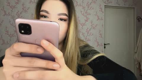 Snapshot of sammiesilvis chatting on 03-10-26, 10:20 Elina online show from 03-10-26, 10:20