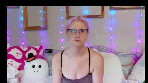 Snapshot of sammiesin13 chatting on 06-27-26, 12:33 Samantha online show from 06-27-26, 12:33