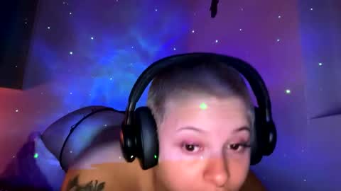 Snapshot of samymoon3 chatting on 12-19-25, 12:06 Samymoon online show from 12-19-25, 12:06