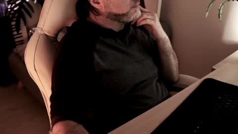 Snapshot of sanders_white chatting on 12-29-24, 01:56 Sanders online show from 12-29-24, 01:56