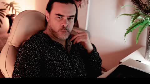 Snapshot of sanders_white chatting on 01-20-25, 05:37 Sanders online show from 01-20-25, 05:37