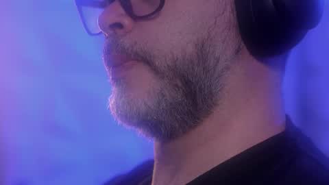 Snapshot of sanders_white chatting on 10-26-25, 03:01 Sanders online show from 10-26-25, 03:01