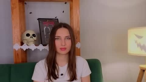 Snapshot of sandili chatting on 10-31-25, 12:44 Isabel but you can call me Bella online show from 10-31-25, 12:44