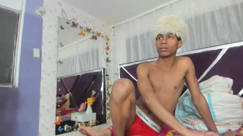 Snapshot of santy_bigcock_01 chatting on 12-23-25, 05:05 santy online show from 12-23-25, 05:05