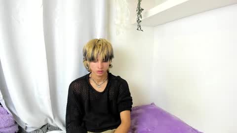 Snapshot of santy_kitty chatting on 12-20-24, 06:08 kitty online show from 12-20-24, 06:08