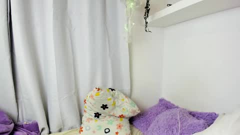 Snapshot of santy_kitty chatting on 12-23-24, 04:55 kitty online show from 12-23-24, 04:55