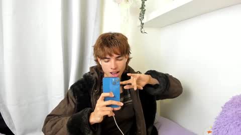 Snapshot of santy_kitty chatting on 01-21-25, 03:37 kitty online show from 01-21-25, 03:37