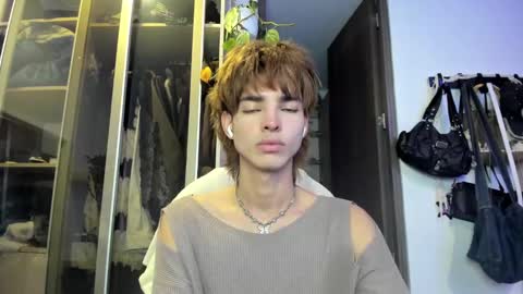 Snapshot of santy_kitty chatting on 01-27-25, 11:54 kitty online show from 01-27-25, 11:54