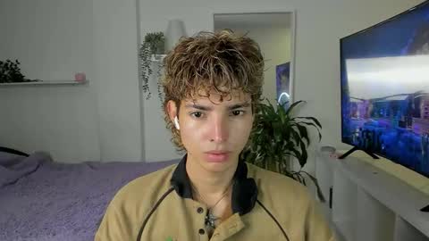 Snapshot of santy_kitty chatting on 09-23-25, 11:41 kitty online show from 09-23-25, 11:41