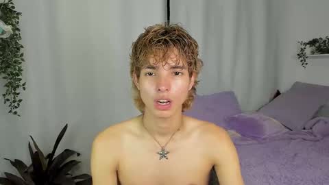 Snapshot of santy_kitty chatting on 09-28-25, 01:33 kitty online show from 09-28-25, 01:33