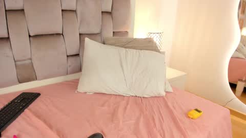 Snapshot of sara__williams chatting on 02-26-25, 06:37 Sara online show from 02-26-25, 06:37