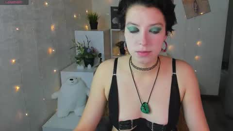 Snapshot of sara_frayy chatting on 10-17-25, 01:09 Sarah online show from 10-17-25, 01:09
