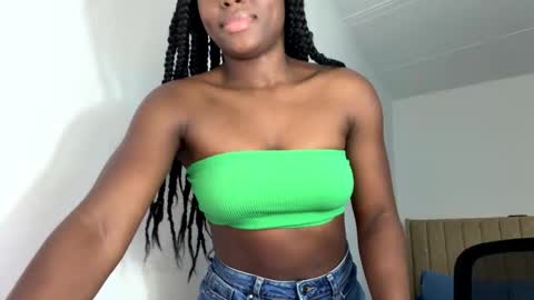 Snapshot of sara_muscle chatting on 11-22-25, 04:17 Sara online show from 11-22-25, 04:17