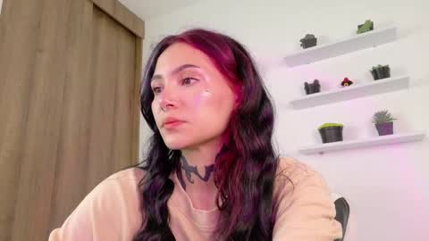 Snapshot of sara_queen9 chatting on 04-30-26, 01:06 Sara online show from 04-30-26, 01:06