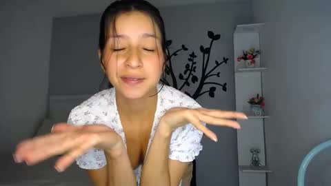 Sara online show from 11-11-25, 01:49