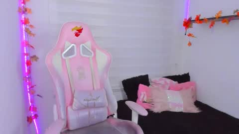 Sarah Ramirez online show from 11-19-25, 03:06