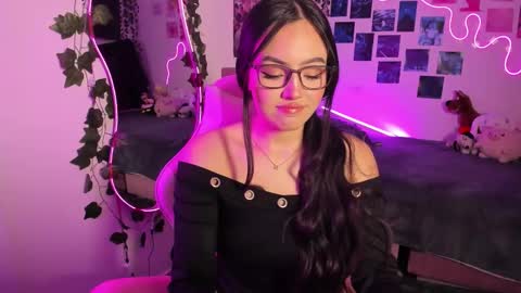 Snapshot of saraa_swett chatting on 11-11-25, 07:14 online show from 11-11-25, 07:14