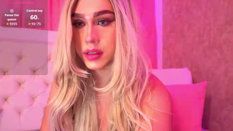 Snapshot of saraah_queen chatting on 11-21-25, 04:00 Sarah online show from 11-21-25, 04:00