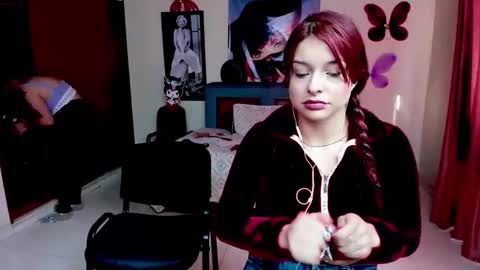 Snapshot of saraandmarilyn chatting on 01-07-26, 01:35 Alahia and Marilyn online show from 01-07-26, 01:35