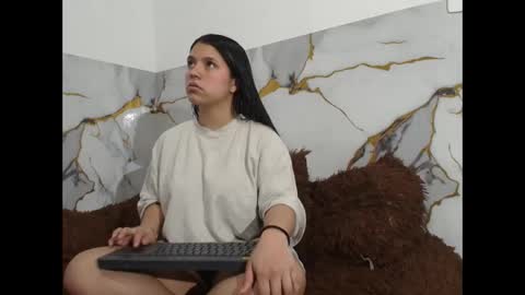 Snapshot of saraandthomas chatting on 01-06-26, 12:25 sara and thomas online show from 01-06-26, 12:25