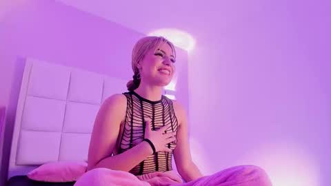 Snapshot of sarabenedetti chatting on 09-14-25, 04:00 Sara online show from 09-14-25, 04:00