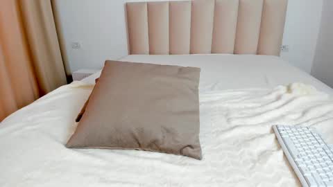 saradiamond01 online show from 01-26-25, 12:22