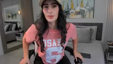 Snapshot of saragomez_1 chatting on 06-17-26, 01:45 Sara Gomez online show from 06-17-26, 01:45