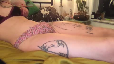 Snapshot of sarah0393 chatting on 09-28-25, 11:43 Sarah online show from 09-28-25, 11:43