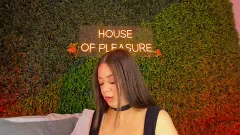 Snapshot of sarah_bonneth chatting on 03-03-26, 11:27 Sarah Bonneth online show from 03-03-26, 11:27