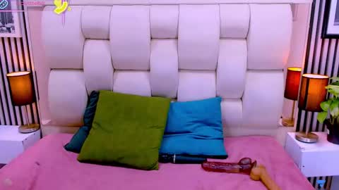 Snapshot of sarah_cream chatting on 12-18-25, 01:33 Sarah online show from 12-18-25, 01:33