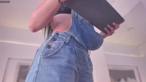 Snapshot of sarah_hiill chatting on 12-18-24, 07:41 online show from 12-18-24, 07:41