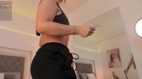 Snapshot of sarah_hiill chatting on 01-13-25, 08:37 online show from 01-13-25, 08:37