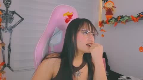 Sarah Ramirez online show from 10-24-25, 04:31