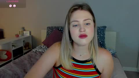 Snapshot of sarah_soul chatting on 09-11-25, 01:17 Sarah online show from 09-11-25, 01:17