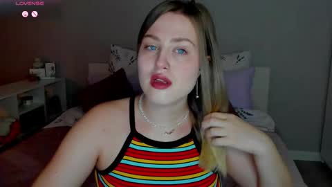 Snapshot of sarah_soul chatting on 10-10-25, 11:59 Sarah online show from 10-10-25, 11:59