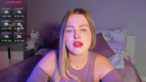 Snapshot of sarah_soul chatting on 10-27-25, 12:04 Sarah online show from 10-27-25, 12:04