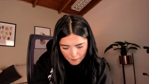 Snapshot of sarah_volkov chatting on 12-13-24, 10:13 online show from 12-13-24, 10:13