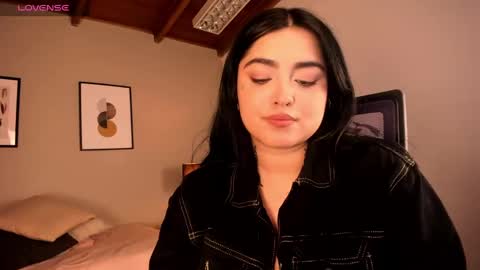 Snapshot of sarah_volkov chatting on 12-15-24, 01:02 online show from 12-15-24, 01:02