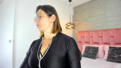 Sarah Deyvis online show from 09-30-25, 03:39