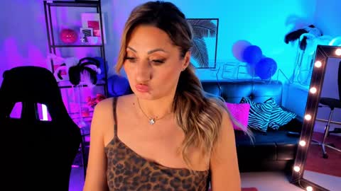 Snapshot of sarahholly chatting on 12-13-24, 03:00 Divine Sarah NONUDE model online show from 12-13-24, 03:00