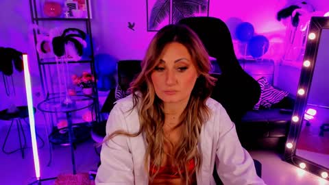 Snapshot of sarahholly chatting on 12-14-24, 11:50 Divine Sarah NONUDE model online show from 12-14-24, 11:50