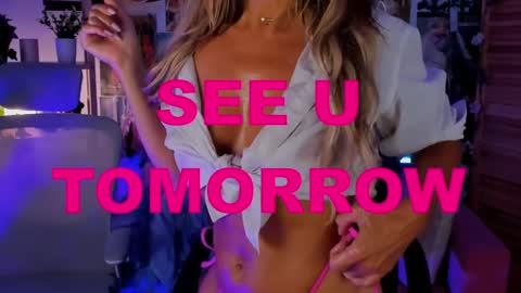 Snapshot of sarahholly chatting on 01-05-25, 08:31 Divine Sarah NONUDE model online show from 01-05-25, 08:31