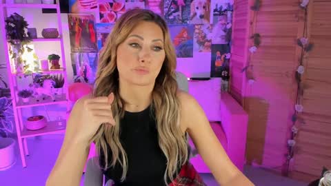 Snapshot of sarahholly chatting on 01-10-25, 11:11 Divine Sarah NONUDE model online show from 01-10-25, 11:11