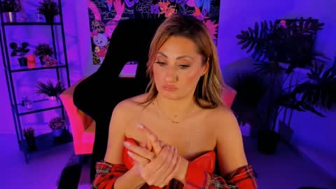 Snapshot of sarahholly chatting on 01-12-25, 05:54 Divine Sarah NONUDE model online show from 01-12-25, 05:54