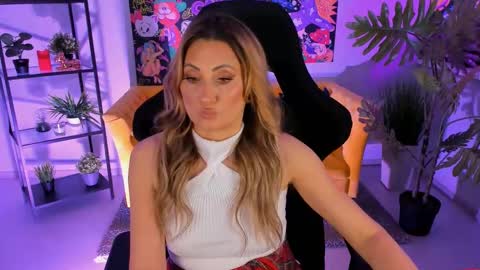 Snapshot of sarahholly chatting on 02-23-25, 01:53 Divine Sarah NONUDE model online show from 02-23-25, 01:53