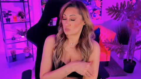 Snapshot of sarahholly chatting on 02-27-25, 02:54 Divine Sarah NONUDE model online show from 02-27-25, 02:54