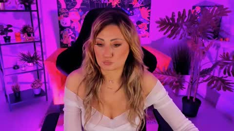 Snapshot of sarahholly chatting on 02-28-25, 11:36 Divine Sarah NONUDE model online show from 02-28-25, 11:36