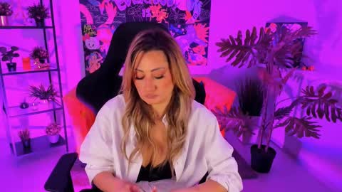 Snapshot of sarahholly chatting on 03-02-25, 11:39 Divine Sarah NONUDE model online show from 03-02-25, 11:39