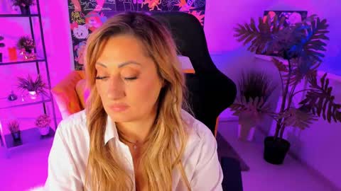 Snapshot of sarahholly chatting on 03-08-25, 05:43 Divine Sarah NONUDE model online show from 03-08-25, 05:43