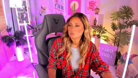 Snapshot of sarahholly chatting on 09-25-25, 12:31 Divine Sarah NONUDE model online show from 09-25-25, 12:31